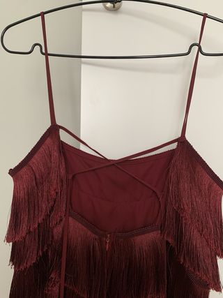 Vestido flecos burdeos (BERSHKA)