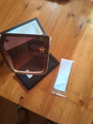 Gafas Gucci doradas y marrones