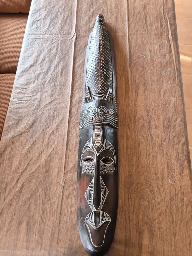 Máscara africana tallada a mano