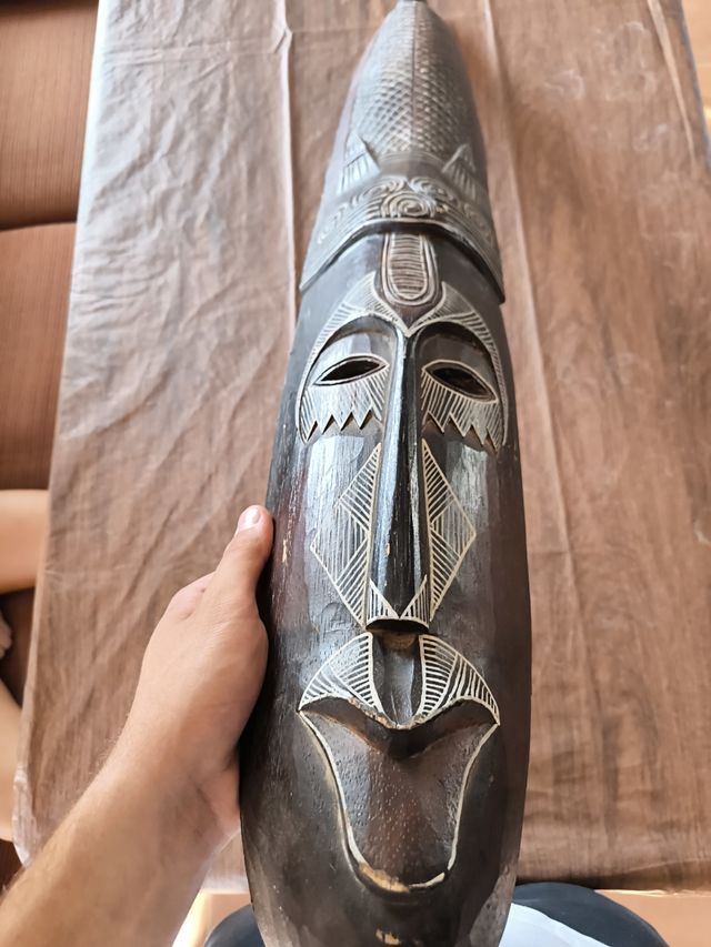 Máscara africana tallada a mano
