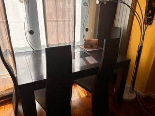 Mesa comedor wengue con cristal negro. Y 4 sillas.