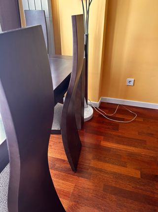 Mesa comedor wengue con cristal negro. Y 4 sillas.