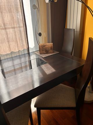 Mesa comedor wengue con cristal negro. Y 4 sillas.