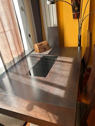 Mesa comedor wengue con cristal negro. Y 4 sillas.
