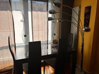 Mesa comedor wengue con cristal negro. Y 4 sillas.