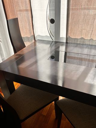 Mesa comedor wengue con cristal negro. Y 4 sillas.
