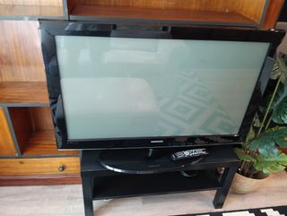 TV Samsung 48" + mesa TV negra