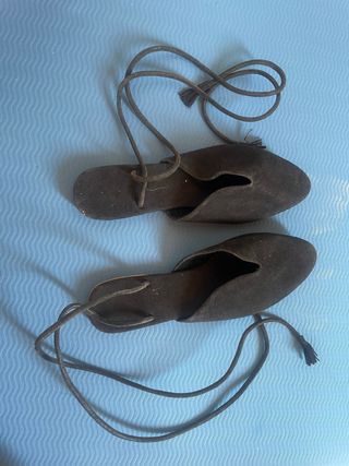 Zapatos negros de gamuza con cordones 