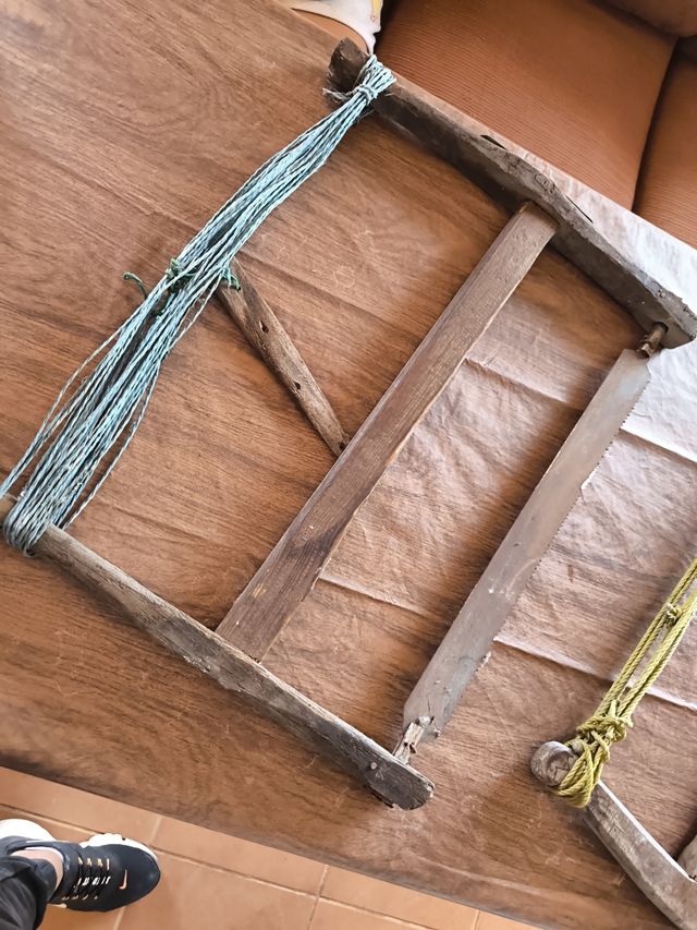 Sierra carpintero antigua - herramienta