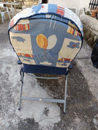 Tumbona plegable azul y naranja