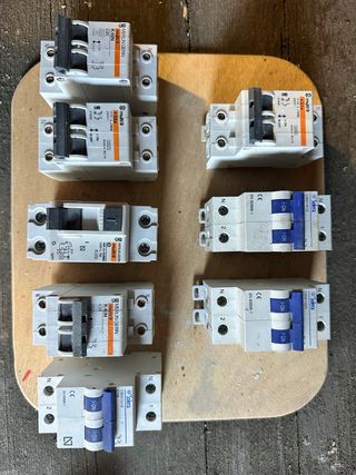 8 Interruptores automáticos
