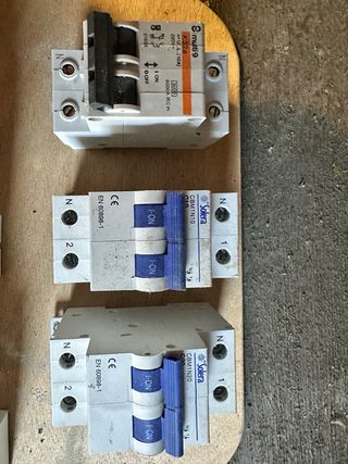 8 Interruptores automáticos