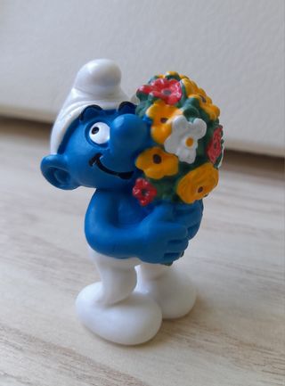 Pitufo con flores