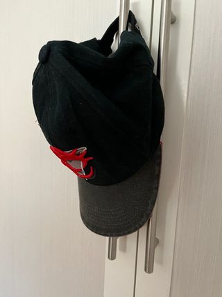 Gorra negra con rojo - Unisex
