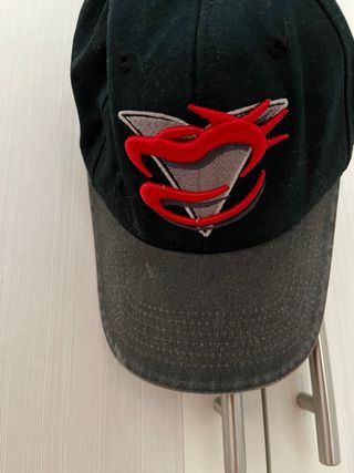 Gorra negra con rojo - Unisex