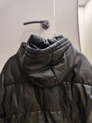 Cazadora acolchada negra con capucha de Zara 