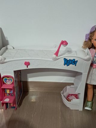 Nancy: Muñeca, cama, armario y ropa