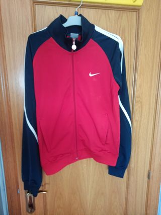 Chaqueta deportiva Nike roja y azul