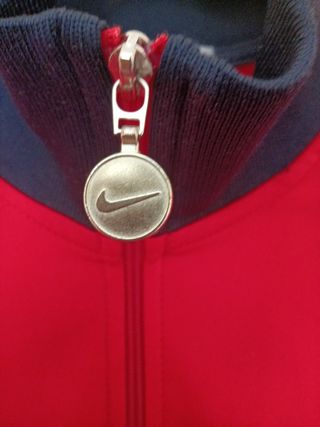 Chaqueta deportiva Nike roja y azul