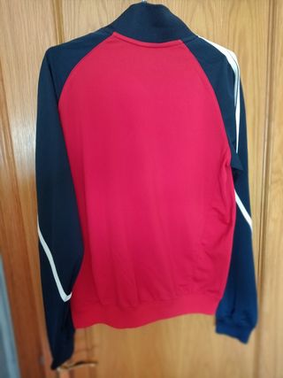 Chaqueta deportiva Nike roja y azul