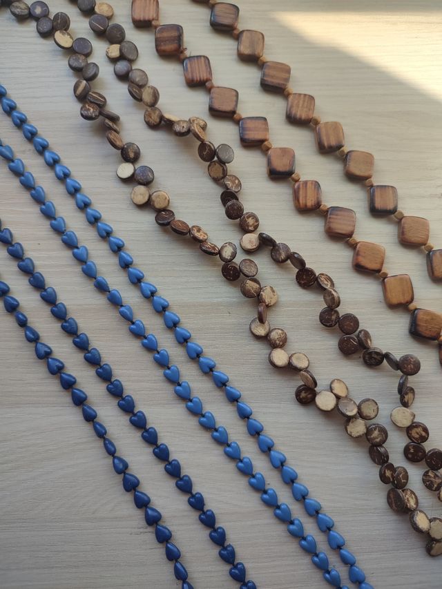 Collares de madera y cuentas