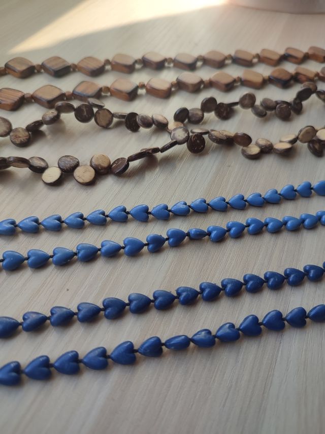 Collares de madera y cuentas