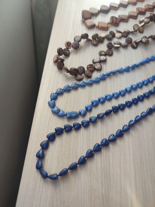 Collares de madera y cuentas