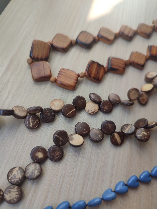 Collares de madera y cuentas