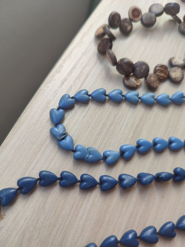 Collares de madera y cuentas