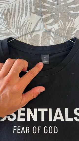 Camiseta Essentials Fear Of God negra