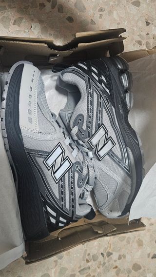 Zapatillas New Balance 1906R - Gris/Negro