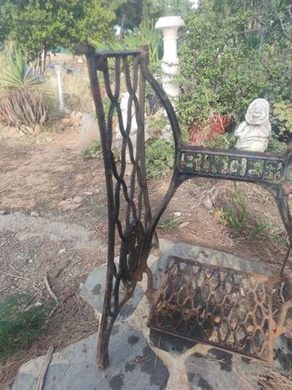 Antiguo pie Singer metálico