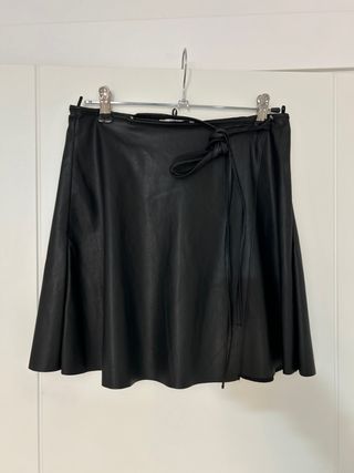 Falda mini negra piel