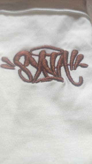 Camiseta Marca Syna con el logo bordado 