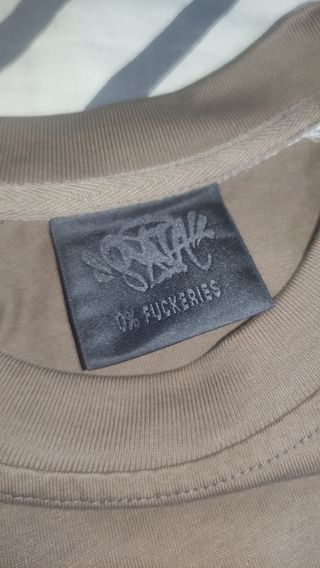 Camiseta Marca Syna con el logo bordado 