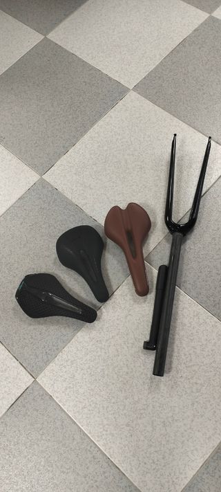 Accesorios bici: sillines y horquilla. Ref 3