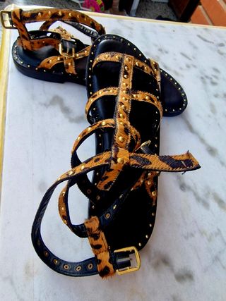 Sandalias leopardo negras y marrones