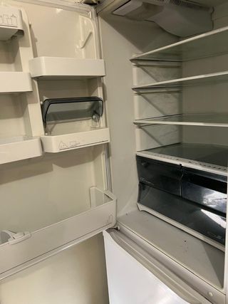 Frigorífico branco com congelador