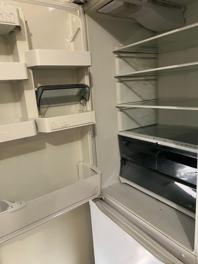 Frigorífico branco com congelador