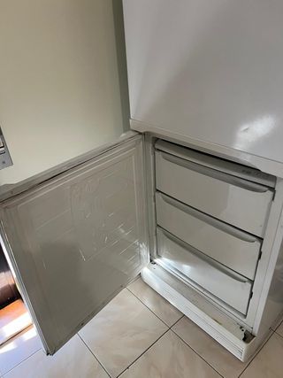 Frigorífico branco com congelador