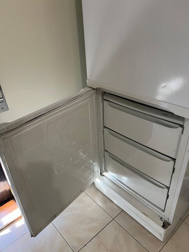 Frigorífico branco com congelador