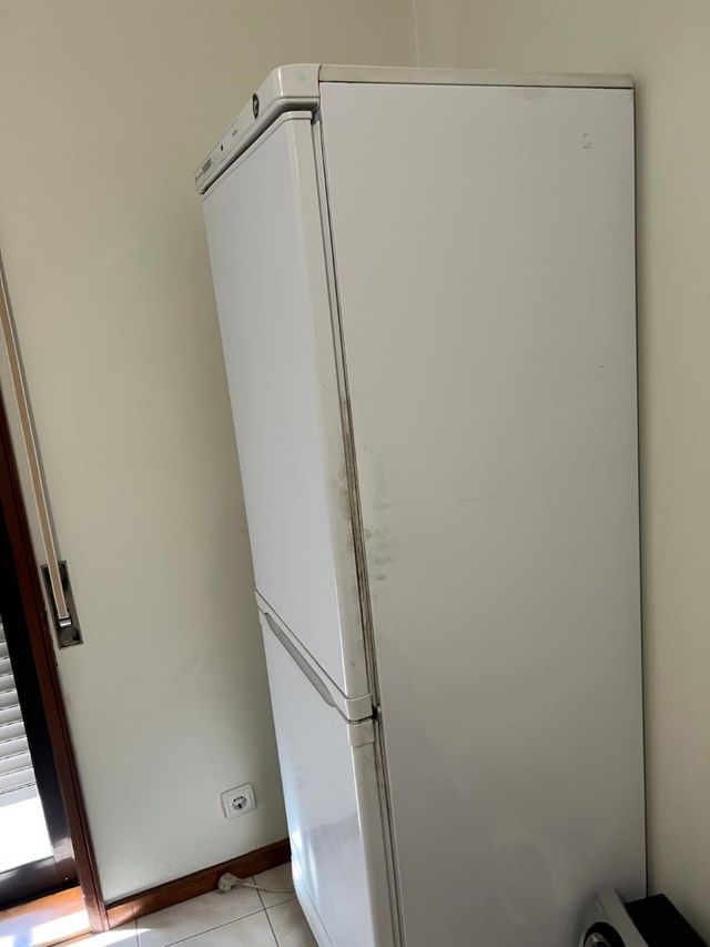 Frigorífico branco com congelador
