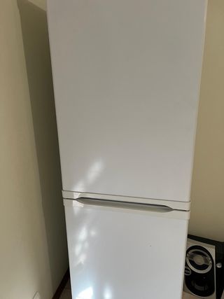 Frigorífico branco com congelador