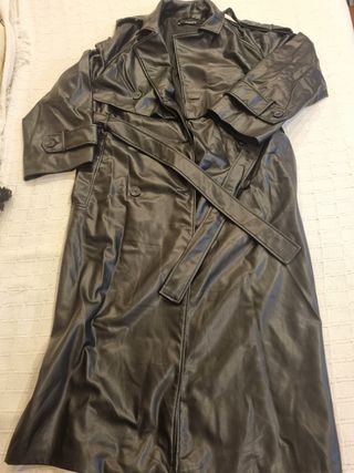 Gabardina negra polipiel oversize