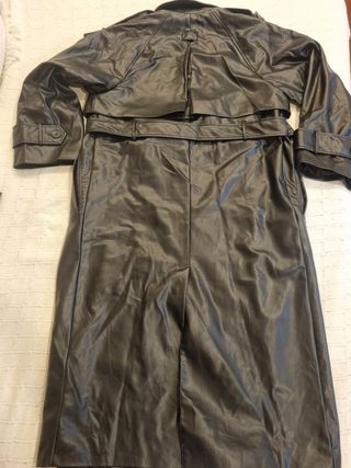 Gabardina negra polipiel oversize