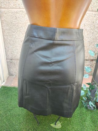USADO-Minifalda negra Stradivarius cuero XS-1454