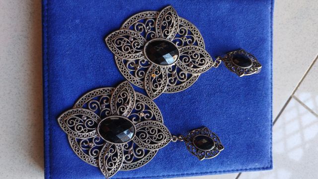 Orecchini pendenti neri e argento