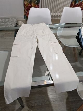 Pantalón cargo blanco Stradivarius