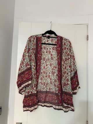 Kimono floral burdeos y blanco