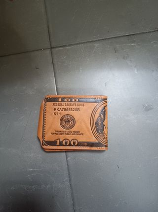 Cartera marrón billete 100$